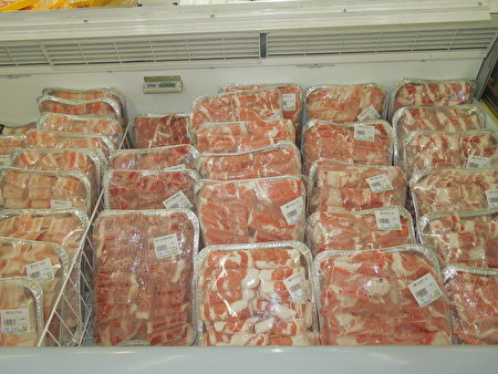 超市肉品部特別供應各種火鍋肉片。（大紀元）