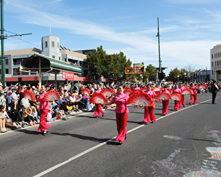 2017年4月16日，澳洲維州著名金礦班迪戈舉行復活節盛裝大遊行。圖為法輪功學員表演的扇子舞。（大紀元）