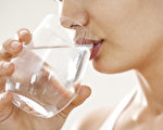美国营养学家说，可以从尿液颜色判断人体是否脱水，进而适时补充水分。（Fotolia）