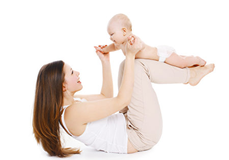 母親和寶寶玩樂，藉此鍛煉身體。（Fotolia）