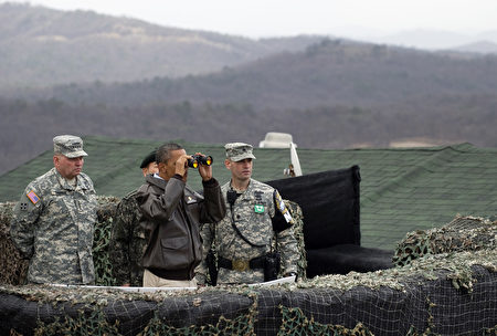 2012年3月25日，出席首尔核安高峰会访问韩国的时任美国总统奥巴马（左二）搭直升机前往朝鲜半岛非军事区板门店内的共同警备区域。 (Photo credit should read SAUL LOEB/AFP/GettyImages)