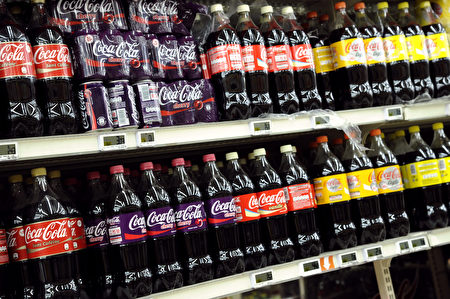 超级市场架上的含糖饮料。(BERTRAND GUAY/AFP/Getty Images)