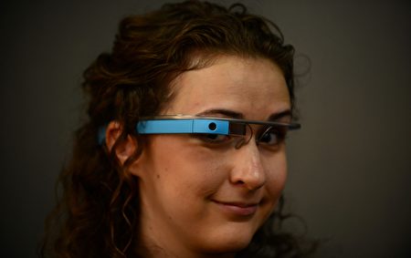 谷歌智能眼镜。(FREDERIC J. BROWN/AFP/Getty Images)