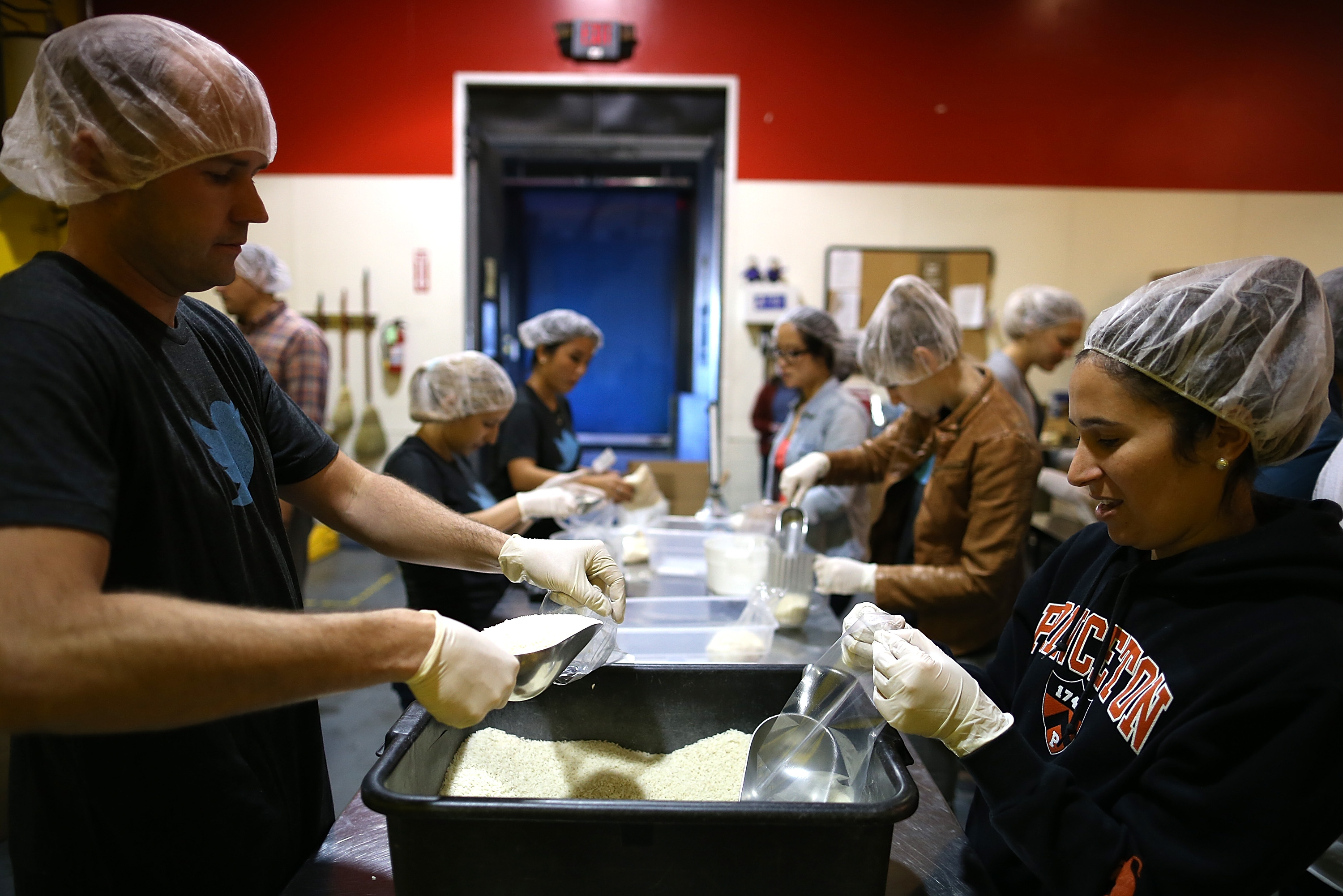 義工在為低收入戶準備食物。(Justin Sullivan/Getty Images)