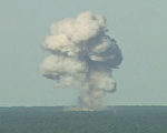 美国四名知情的军事官员表示，美军向阿富汗伊斯兰国（IS）据点投下最强大的大型空爆炸弹。图为2003年3月11日，美国在佛罗里达州南部一个空军基地，成功进行MOAB首次实弹试验。 (Photo by USAF via Getty Images)