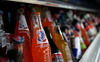 过多饮用含糖汽水被认为是儿童肥胖和糖尿病流行的诱因，加州奥克兰去年11月通过了征收汽水税的HH提案。（Justin Sullivan/Getty Images）