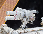 漫步太空的宇航员上周四（3月30日）丢失了一件重要的国际太空站防护衣，该防护衣被飘走了。图为美国宇航局宇航员斯科特·凯利（Stanley Kelly）2015年12月21日在太空漫步中。（NASA via Getty Images）