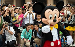 去年6月上海迪士尼樂園開幕，遊客觀看遊行。(JOHANNES EISELE/AFP/Getty Images)