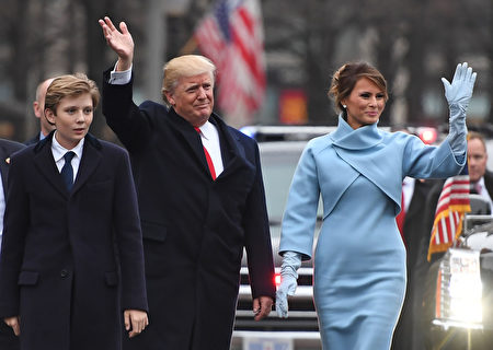 川普就職當天，巴倫、川普和梅拉尼婭參加遊行。(JIM WATSON/AFP/Getty Images)
