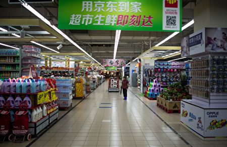 在中国大陆的韩商乐天玛特超市遭歧视，店内空空荡荡。(JOHANNES EISELE/AFP/Getty Images)