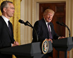 川普（右）稱敘利亞總統阿塞德為「劊子手」，並表示，該是結束敘國「殘酷」內戰的時候。圖左為北約秘書長斯托爾滕貝格。(Chip Somodevilla/Getty Images)