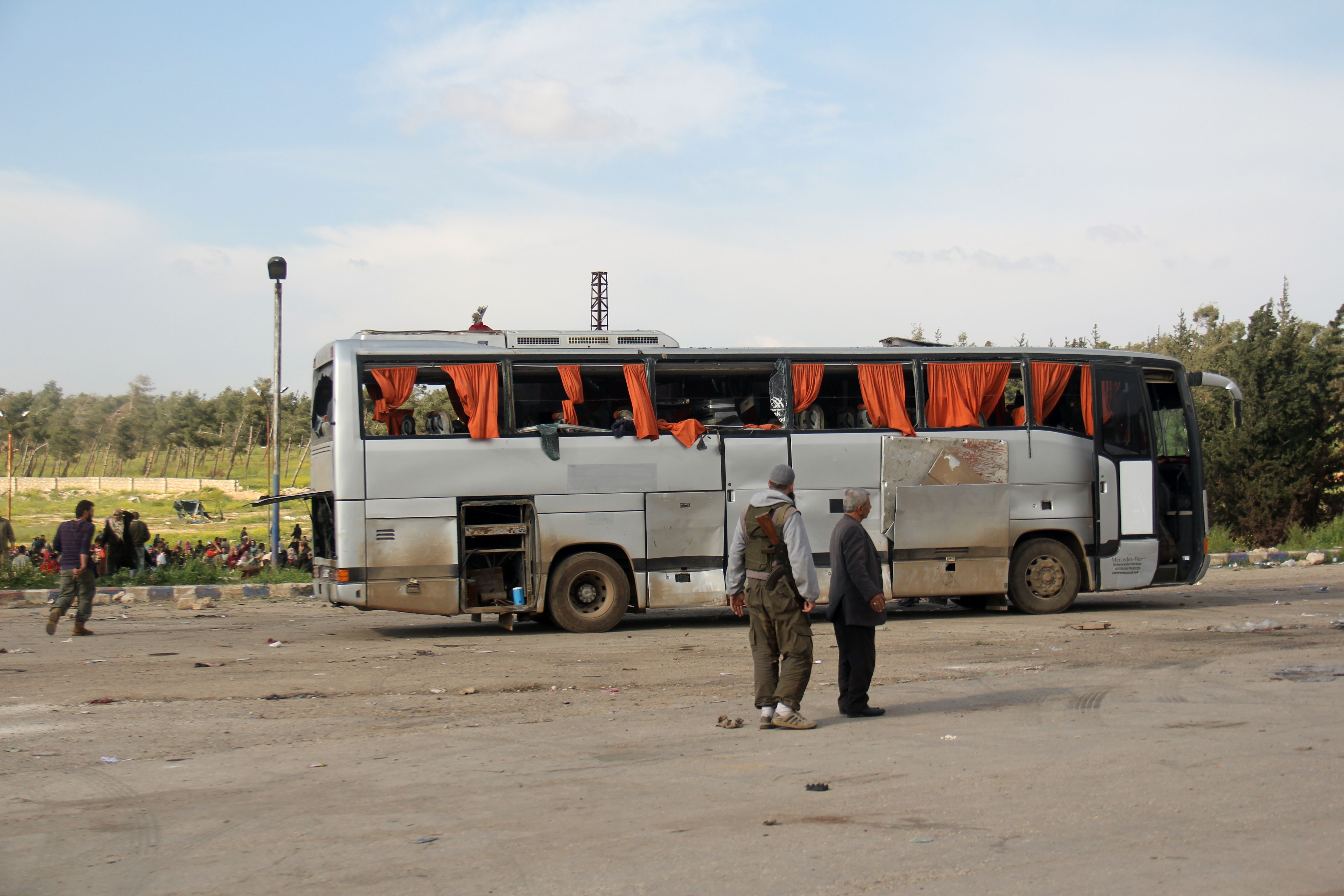 4月15日,敘利亞阿勒頗(Aleppo)郊區發生針對撤離居民的汽車炸彈襲擊。美聯社引述反抗陣營救援單位的消息報導,至少100人喪生。(Photo credit should read OMAR HAJ KADOUR/AFP/Getty Images)