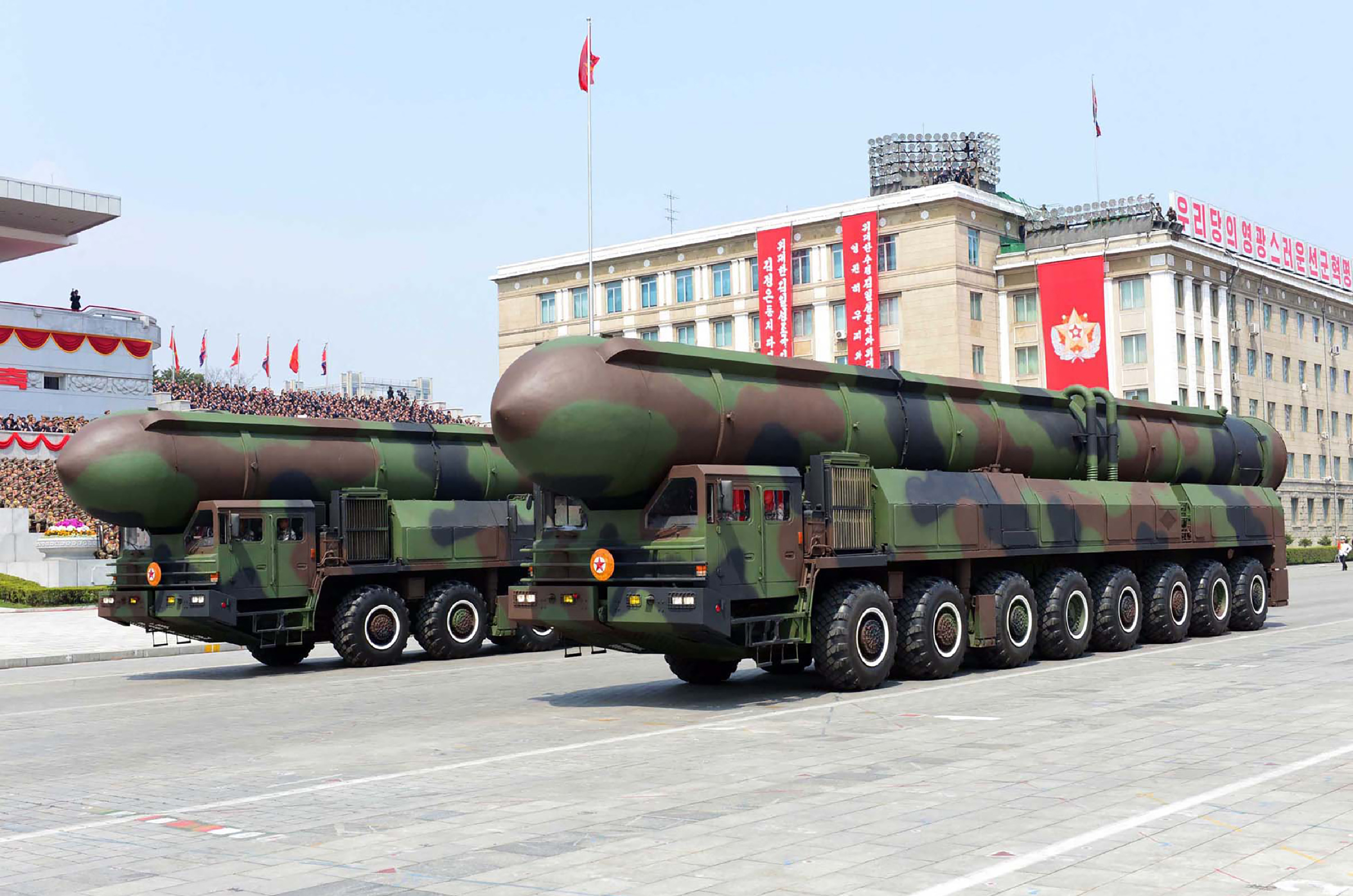 朝鮮在15日閱兵上展示裝載固態燃料火箭的罐體。(STR/AFP/Getty Images)