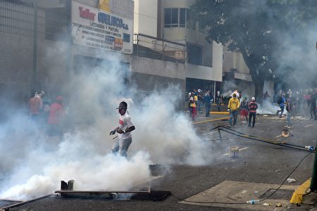 委國政府軍以催淚彈驅趕抗議民眾。(RONALDO SCHEMIDT/AFP/Getty Images)