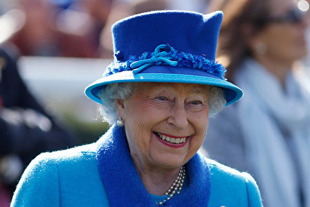 NEWBURY, ENGLAND - APRIL 22: Queen Elizabeth II at Newbury Racecourse on April 22, 2017 in Newbury, England. (Photo by Alan Crowhurst/Getty Images)