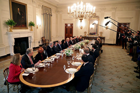 美國總統川普（特朗普）24日在白宮會見主要國家駐聯合國安理會代表。(Chip Somodevilla/Getty Images)
