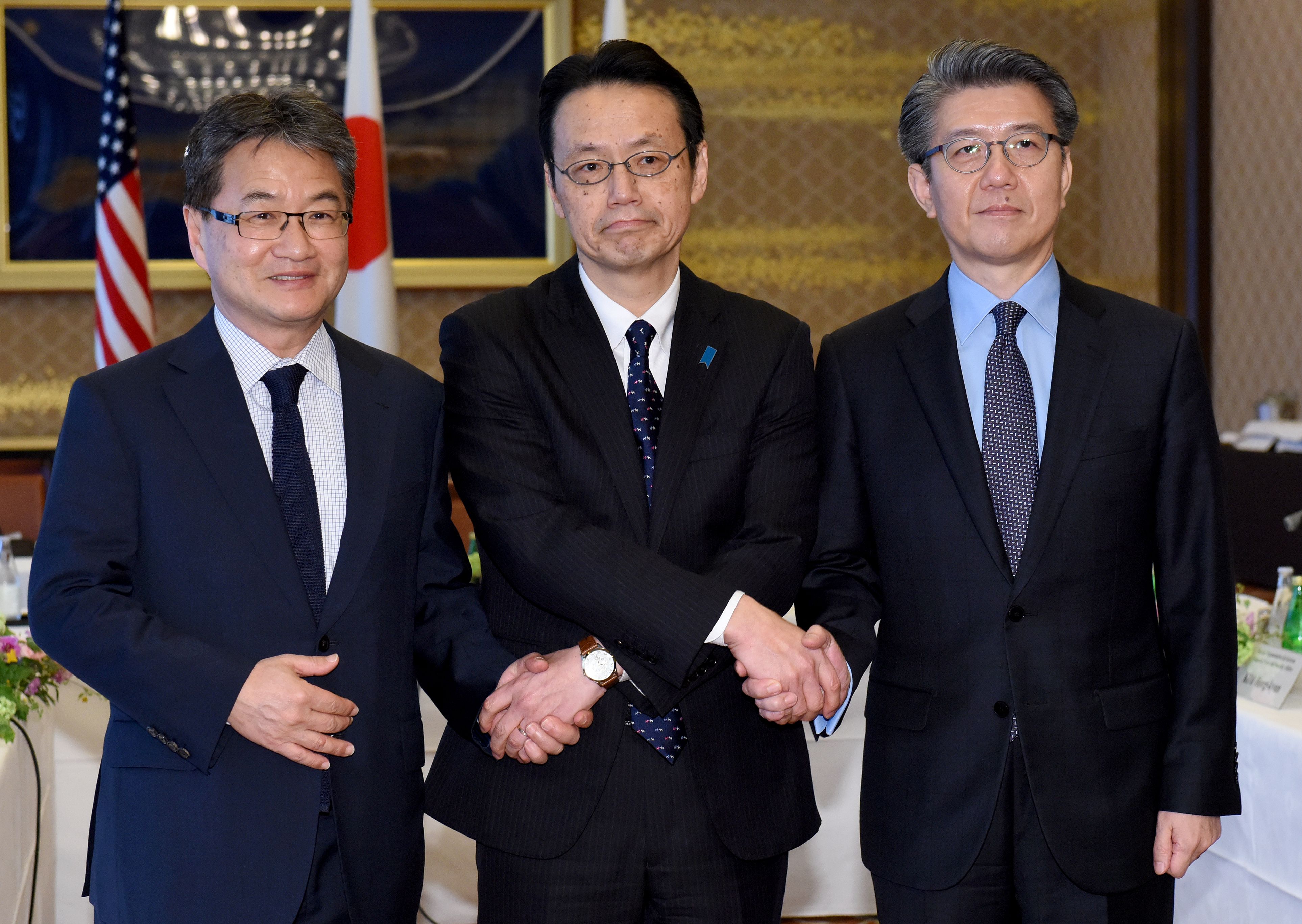 朝鮮核問題六方會談美日韓三方代表團團長,25日在日本東京舉行會議,討論朝鮮核問題。(TORU YAMANAKA/AFP/Getty Images)
