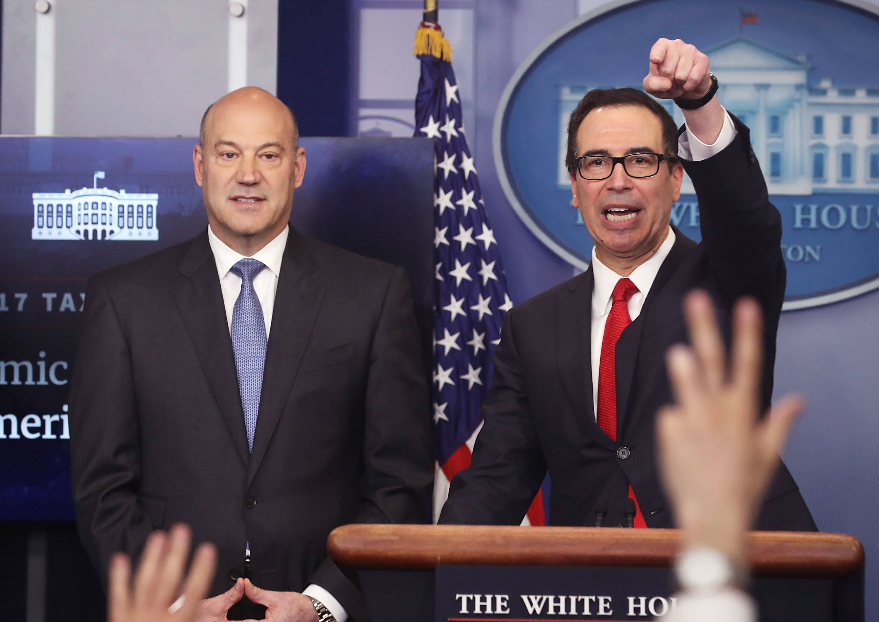 美國財長姆欽(Steve Mnuchin,圖右)和總統川普(特朗普)經濟顧問科恩(Gary Cohn,圖左)週三(4月26日)下午在白宮公布稅改計劃。(Mark Wilson/Getty Images)