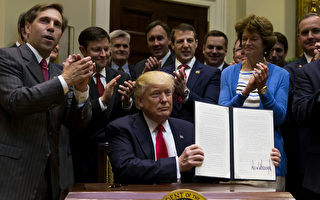 川普（特朗普）总统周五（4月28日）在白宫签署一项行政令，旨在扭转奥巴马时代对石油开采的限制政策。(Photo by  Eric Thayer-Pool/Getty Images)