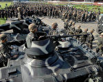 2007年9月11日，菲律宾军队聚集在军方总部阿奎纳多将军营(Camp Aguinaldo)。(JAY DIRECTO/AFP/Getty Images)