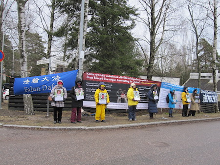 紀念4‧25 芬蘭法輪功學員中領館前抗議迫害