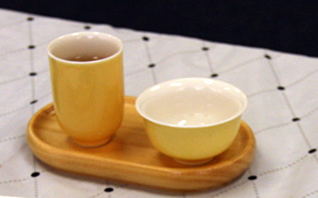 聞香杯、品茗杯是喝茶入門的器具，白底易於欣賞茶色。（徐綉惠／大紀元）