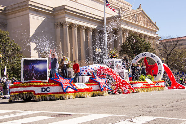 2017年4月8日，每年一度的華盛頓DC櫻花節盛大遊行在宪法大道上舉行。（戴兵／大紀元）