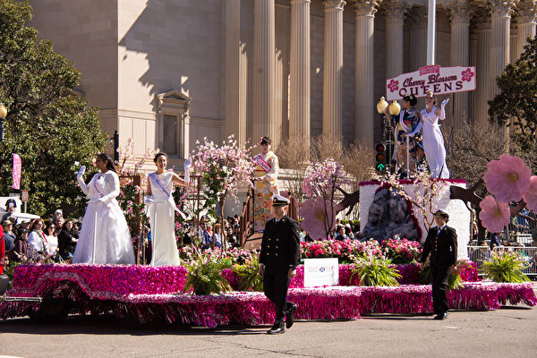2017年4月8日，每年一度的华盛顿DC樱花节盛大游行在宪法大道上举行。（戴兵／大纪元）