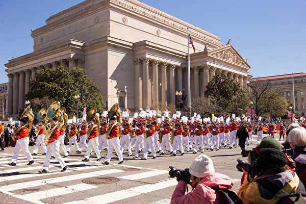 2017年4月8日，每年一度的华盛顿DC樱花节盛大游行在宪法大道上举行。（戴兵／大纪元）