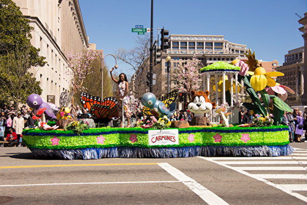 2017年4月8日，每年一度的華盛頓DC櫻花節盛大遊行在宪法大道上舉行。（戴兵／大紀元）
