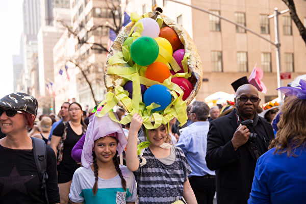 纽约第五大道复活节帽子争奇斗艳。（戴兵／大纪元）