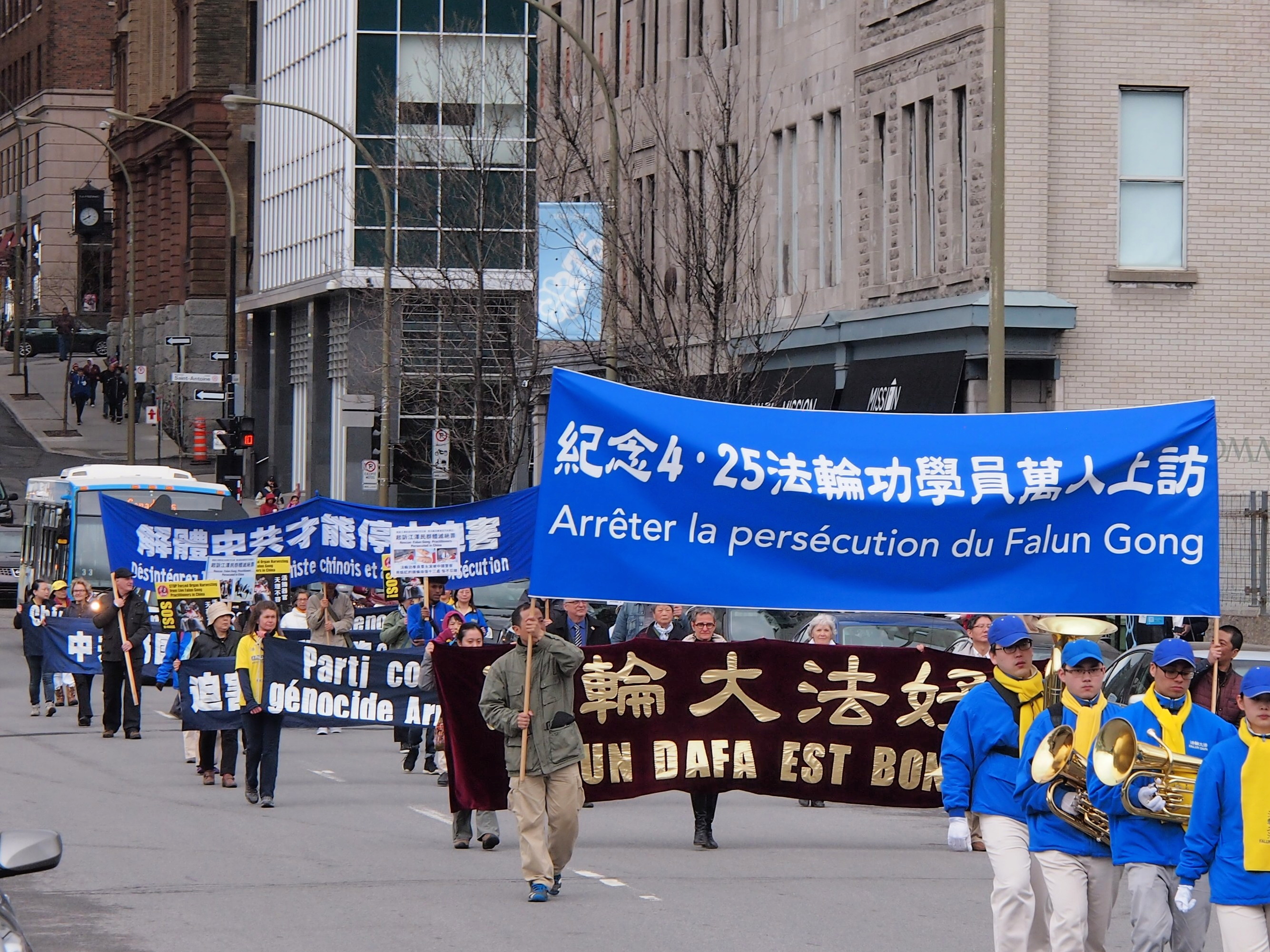 4月22日,來自加拿大魁北克省的部分法輪功學員130多人,在蒙特利爾唐人街舉行集會和遊行,紀念「四二五」 和平上訪18周年。(易柯/大紀元)