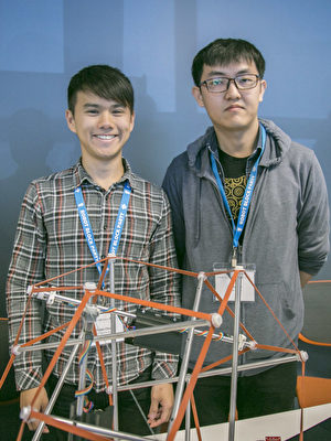 伯克利加大機械工程研究生金重（右）和同學Nikki Chen，介紹可遙控的張拉整體。（曹景哲／大紀元）