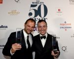 “麦迪逊公园11号”餐厅的Will Guidara（右）和Daniel Humm（左），在颁奖典礼上。 (MAL FAIRCLOUGH/AFP/Getty Images)
