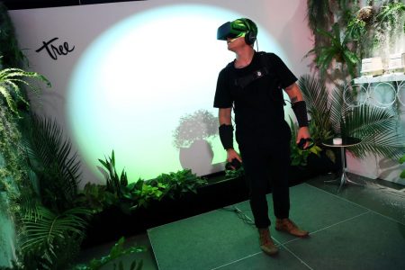 虛擬實境（VR）影片和互動裝置的體驗。