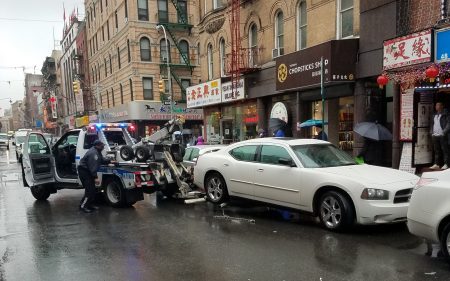 昨日上午11時警方在勿街拖車執法，不消10分鐘，已拖走兩輛特權車。