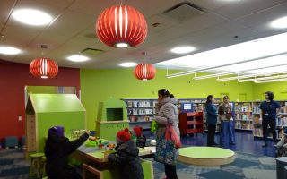 法拉盛圖書館兒童閱覽室昨重開 裝修一新