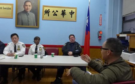 出席警民會的商家馬先生（右）贊五分局局長吳銘恒（左）勇于執法。
