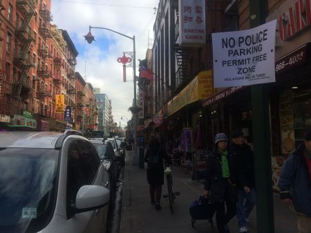 早两日5分局在华埠勿街进一步“预警”，除了在违泊公务车上贴警告外，每隔五呎还在街边铁柱上贴“违泊拖车”的标识。