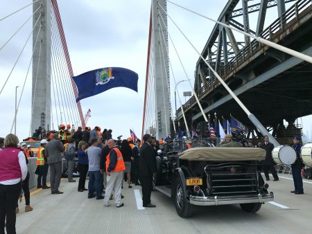 連接皇后區、華埠、布碌崙的新Kosciuszko橋第一期4月27日通車，使舊橋的塞車成為歷史。
