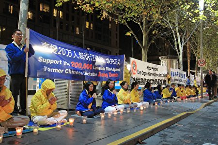 2017年4月25日晚，墨爾本法輪功學員在市政廣場舉行燭光守夜活動。（陳明／大紀元）