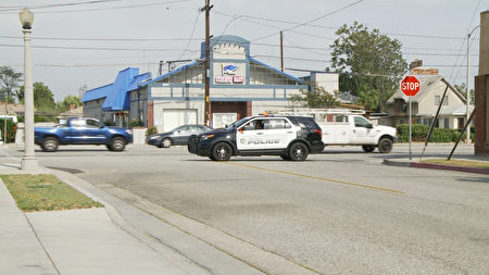 San Gabriel BLVD 與Dewey AVE 交界處封路的警車。（楊陽／大紀元）
