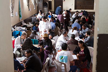 瓜地馬拉國際義診團在義診中。（图由NATMA提供）