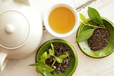 绿茶含抗氧化剂更多，含咖啡因较少，通常被认为是更健康的选择。 (Shutterstock*)