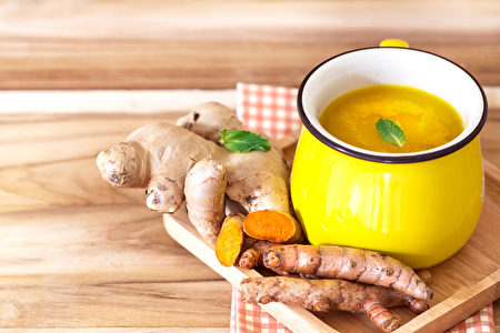 加檸檬和薑的薑黃茶可給肝臟排毒。 (pinkomelet/shutterstock)