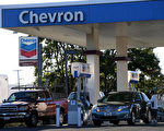 4月6日晚，加州參眾兩院通過了汽油稅、機動車輛註冊費調漲提案，圖為加州一加油站。 （Justin Sullivan/Getty Images）