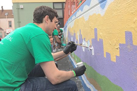 壁画家Dave Young Kim与学生、义工携手完成一幅象征亚太裔融入美国社会的移动壁画。（林骁然／大纪元）