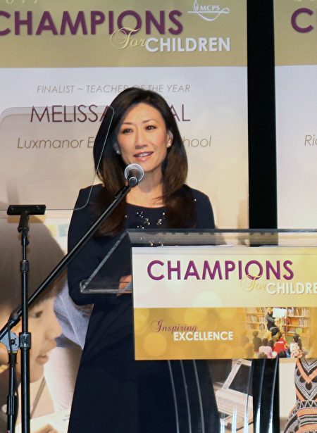  华盛顿国家广播电视台（NBC4）的韩裔新闻主播杨恩（Eun Yang）主持颁奖典礼。（亦平/大纪元）