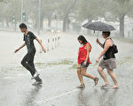 暴風雨席捲墨爾本 上班族受阻