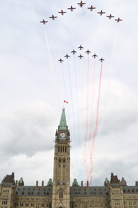 加拿大空軍「雪鳥」和法國空軍「帕特盧埃」特技飛行隊慶賀加拿大150週年的飛行表演（一）（任僑生/大紀元）